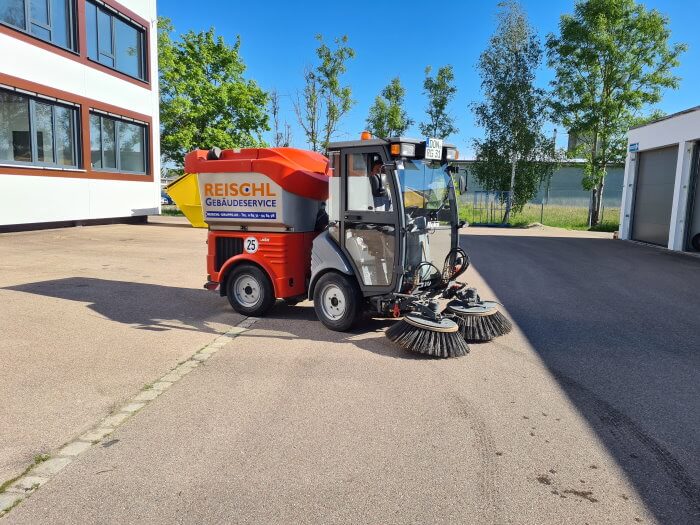 Professionelle Straßenreinigung und Parkplatzreinigung mit der Kommunalkehrmaschine Hako Citymaster