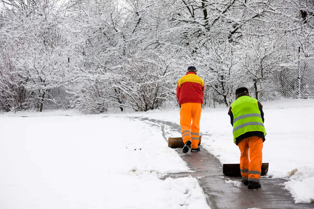 Professioneller Räum- und Streudienst im Winter für Wohnanlagen und Gewerbe